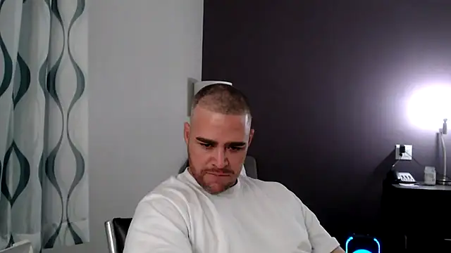 Snapshot of Dallasbest214 chatting on October 6, 9:47 am Dallasbest214 online show from October 6, 9:47 am
