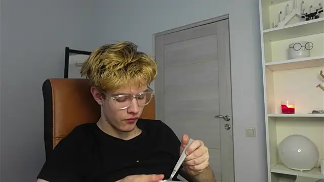 Logan Fraser online show from October 12, 5:45 am