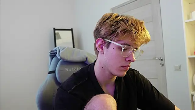 Logan Fraser online show from October 18, 1:16 pm