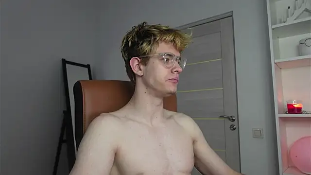 Logan Fraser online show from October 11, 5:22 am