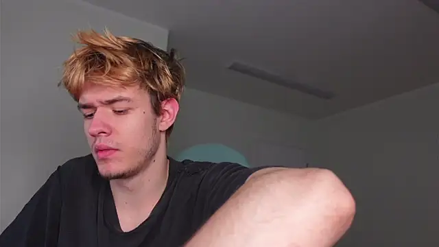 Logan Fraser online show from November 2, 2:32 pm