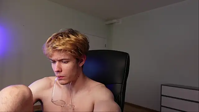 Logan Fraser online show from October 25, 1:24 pm