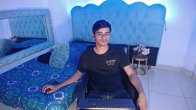 Charlie Cock  online show from September 26, 4:21 am