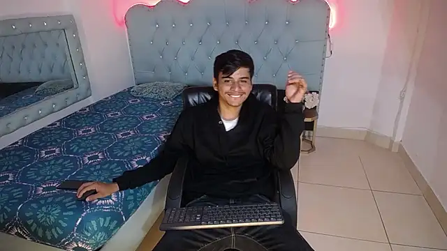 Charlie Cock  online show from September 28, 4:32 am
