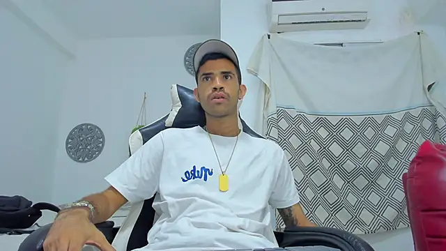 adri sexboy229 online show from October 14, 12:50 am