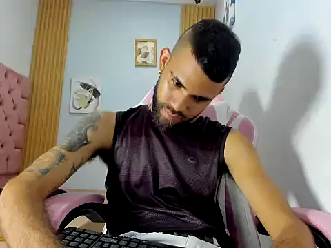 adri sexboy229 online show from September 25, 1:04 am