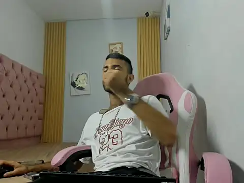 adri sexboy229 online show from November 8, 7:33 am