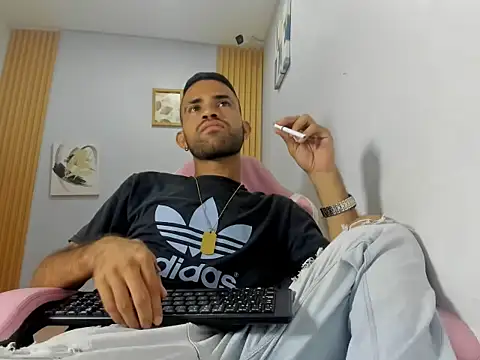 adri sexboy229 online show from November 13, 7:46 am