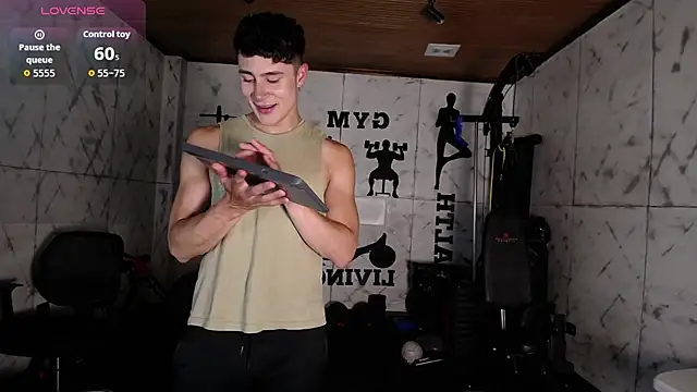 AustinJones  online show from December 18, 7:43 pm