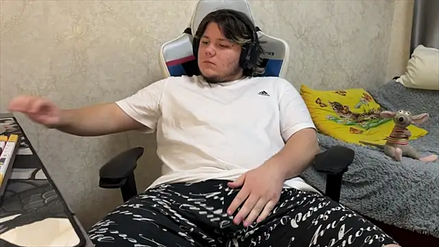 desiredude9 online show from October 8, 6:45 pm