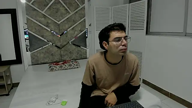 AronWilde online show from October 7, 5:44 am