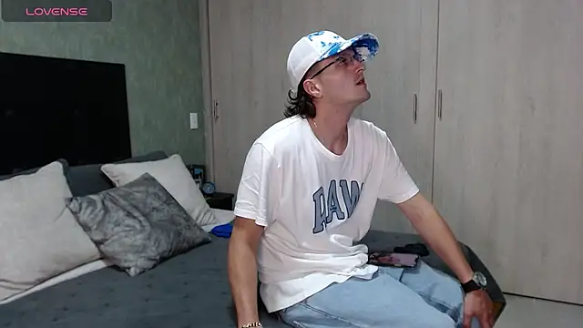 Snapshot of steve_hornyboy chatting on September 15, 11:39 pm steve hornyboy online show from September 15, 11:39 pm