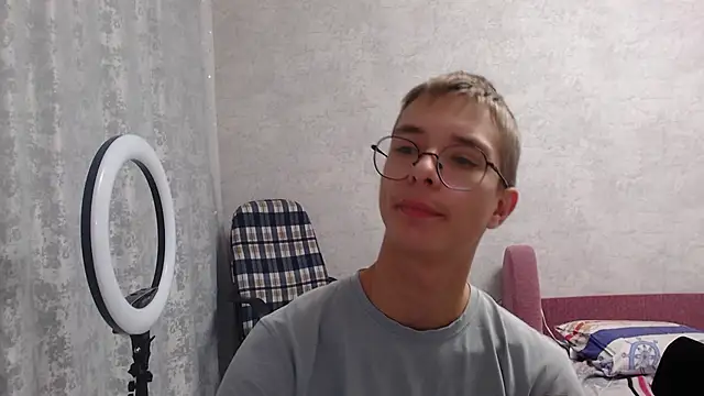 glasses cat online show from October 18, 3:50 pm