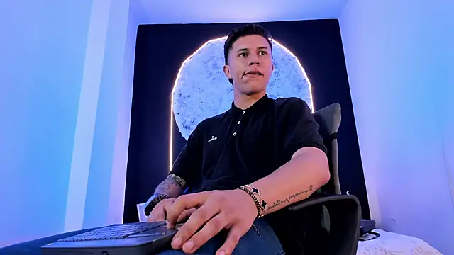 liaamsmiith  online show from October 27, 1:13 pm