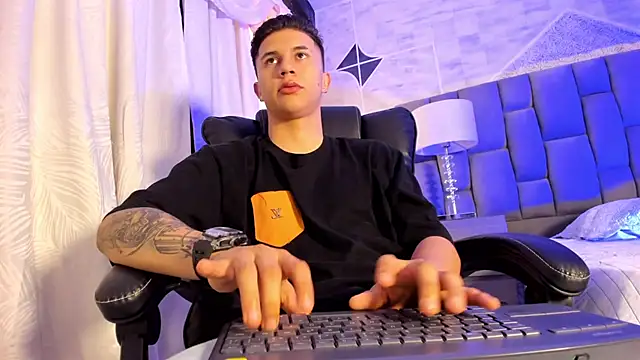 liaamsmiith  online show from October 12, 12:32 pm