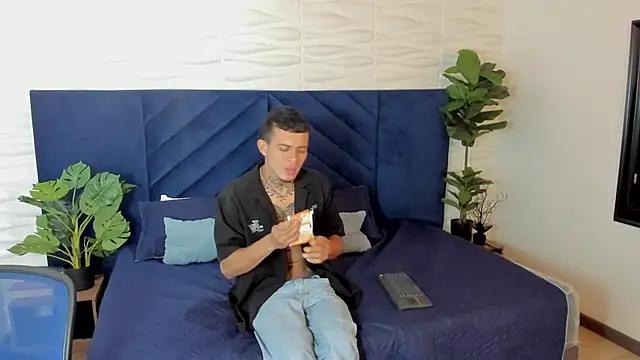 MrJustin  online show from October 4, 8:13 pm