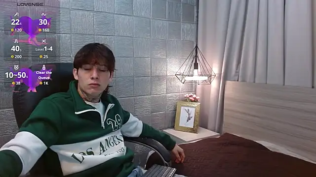 Iantwink18 online show from October 1, 5:50 pm