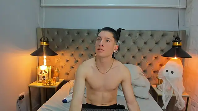 Snapshot of HunterHeat_ chatting on October 4, 8:02 pm HunterHeat online show from October 4, 8:02 pm