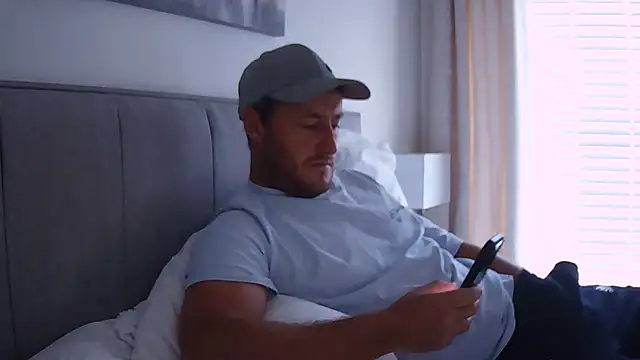 Snapshot of Londonlad818 chatting on September 23, 10:47 am Londonlad818 online show from September 23, 10:47 am