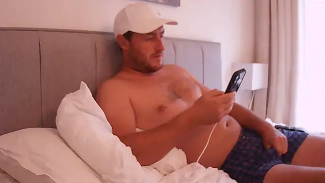 Snapshot of Londonlad818 chatting on September 21, 1:22 pm Londonlad818 online show from September 21, 1:22 pm