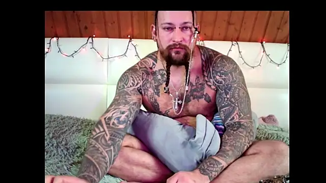 Snapshot of RobertNight_ chatting on October 10, 10:53 am RobertNight online show from October 10, 10:53 am