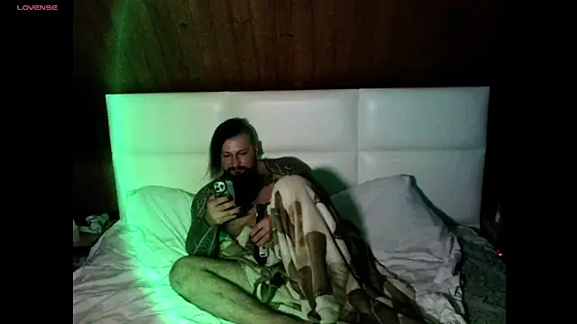 Snapshot of RobertNight_ chatting on September 27, 8:17 pm RobertNight online show from September 27, 8:17 pm