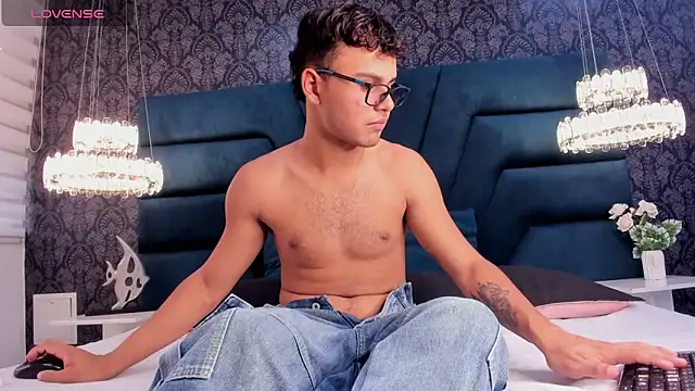 Tthiago cruz online show from November 3, 8:21 pm