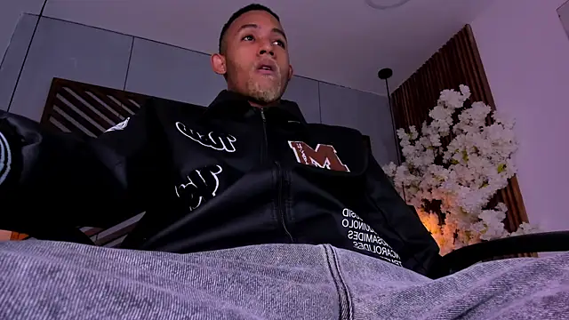 B Wild online show from November 11, 3:44 am