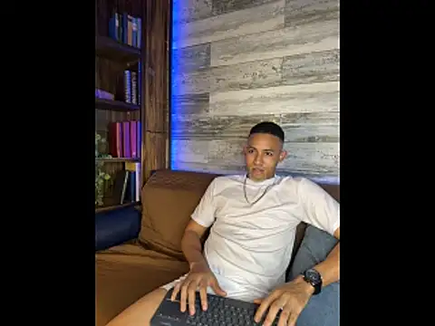 B Wild online show from March 21, 8:19 am