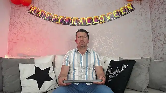 JuanKarloz  online show from October 7, 1:48 pm