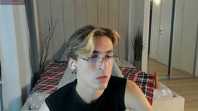 OLIVER  MARTINEZ online show from September 24, 8:18 pm