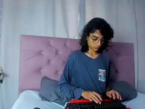 Snapshot of EthanBlackwoodd chatting on September 30, 8:01 pm EthanBlackwoodd online show from September 30, 8:01 pm