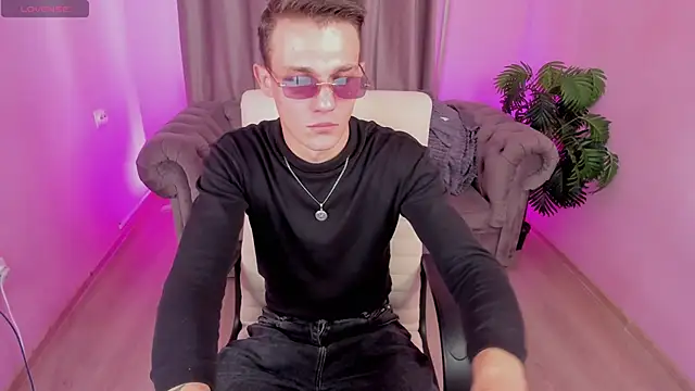 AdamGold01 online show from September 28, 1:42 pm