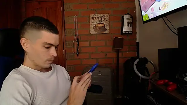 Snapshot of Travis_R chatting on September 23, 1:32 pm Travis R online show from September 23, 1:32 pm