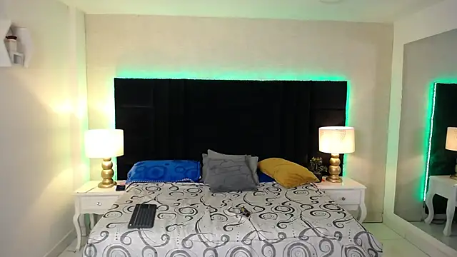 SkylerBigxxx online show from April 17, 4:15 am