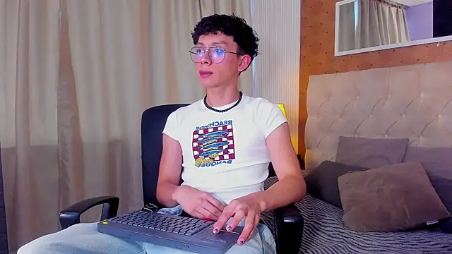 liam twiink online show from January 12, 7:18 pm