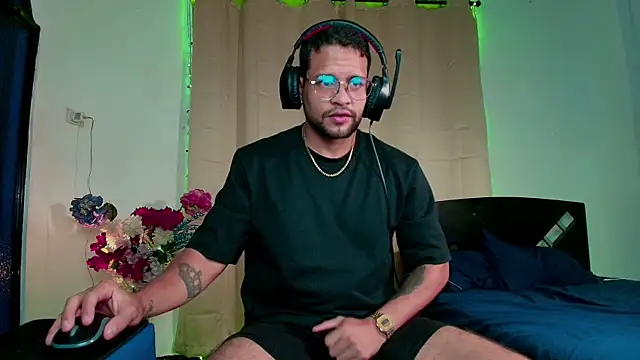 LucasGaeel online show from October 10, 11:15 am