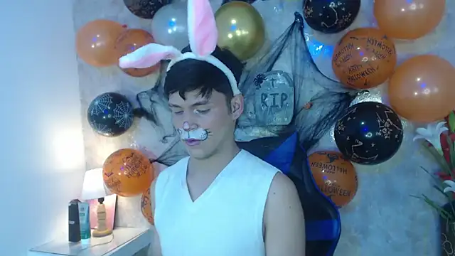 Aaron Foxxx online show from October 25, 2:08 pm