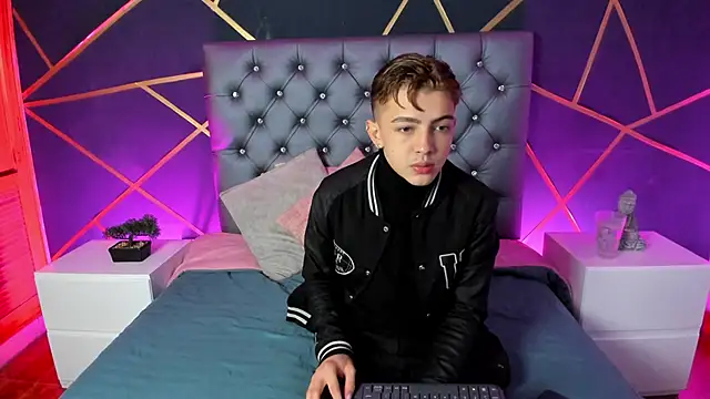 Lian Miller1  online show from October 14, 12:12 pm