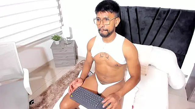 Taylormaccurdy  online show from October 10, 3:39 pm