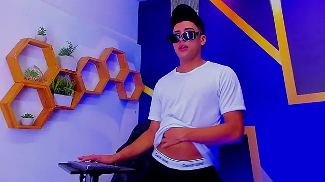 The Boy King online show from October 22, 2:10 pm