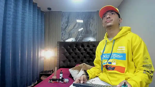 fkenneth macias online show from November 22, 3:28 am