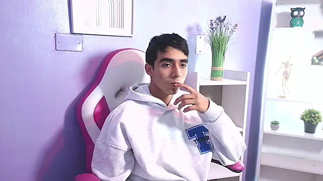 Hottie Guy online show from October 20, 5:06 pm