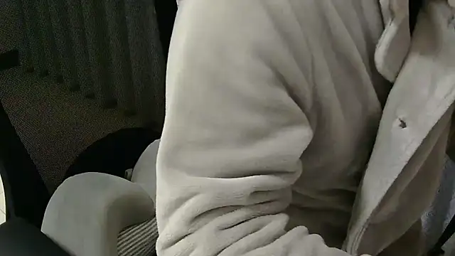 yichengm online show from February 21, 12:39 pm