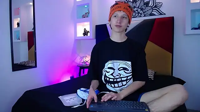 Emo Boy  online show from January 12, 8:35 pm