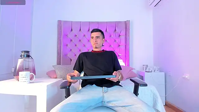 Ethan Boy  online show from October 14, 9:33 pm