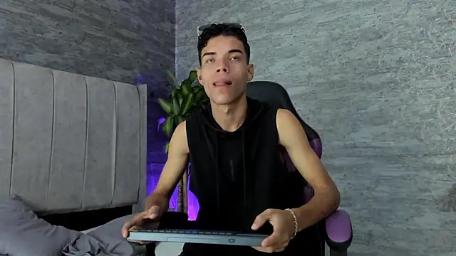 jhojan foxxx  online show from November 11, 8:47 pm