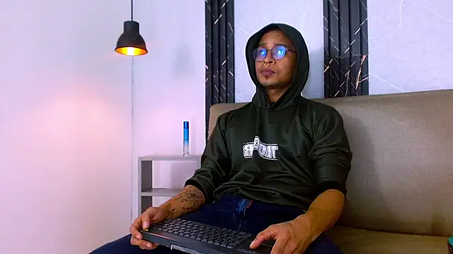 Jayden Morris online show from December 5, 4:03 pm