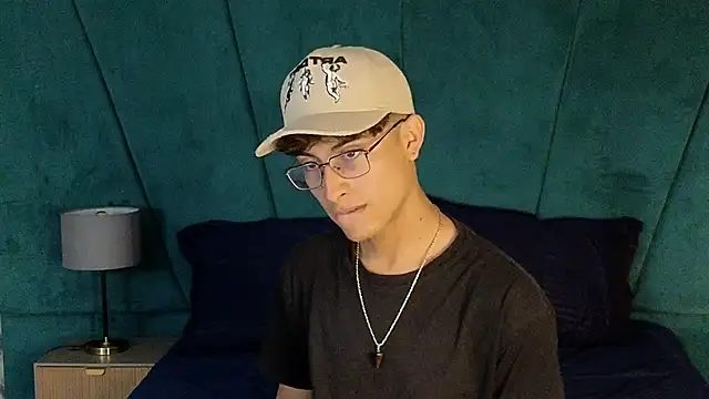 Aaron Eze online show from December 3, 10:05 pm