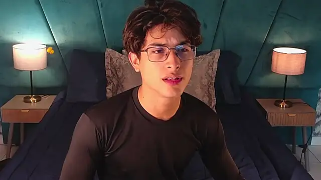 Aaron Eze online show from May 31, 8:10 pm